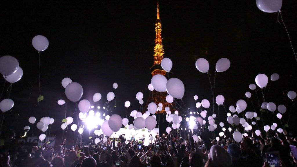 Zum Jahreswechsel lassen die Menschen in Tokio Ballone steigen.