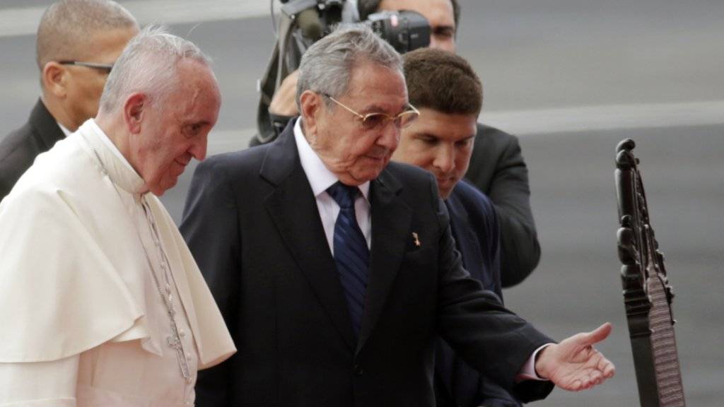 Papst Franziskus wird auf dem Flughafen von Havanna vom kubanischen Staatspräsidenten Raúl Castro empfangen.