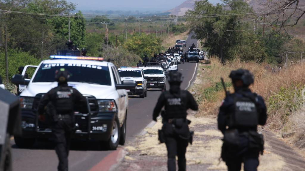 dpatopbilder - Nationalgardisten patrouillieren auf einer Landstraße in der Nähe von Aguililla, nachdem die mexikanische Armee den Anführer des Jalisco-Kartells getötet hat. Foto: Armando Solis/AP/dpa