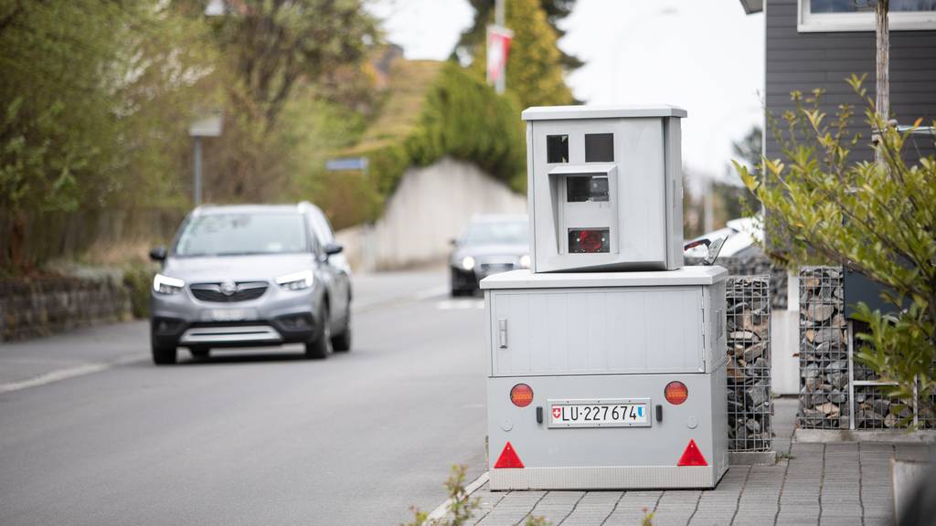 Blitzer / Radar / Semistationäre Radaranlage / Geschwindigkeitskontrolle