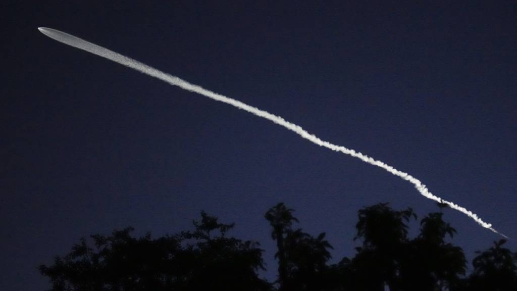 ARCHIV - Eine SpaceX Falcon 9-Rakete mit 26 Starlink-Satelliten. Foto: Damian Dovarganes/AP/dpa