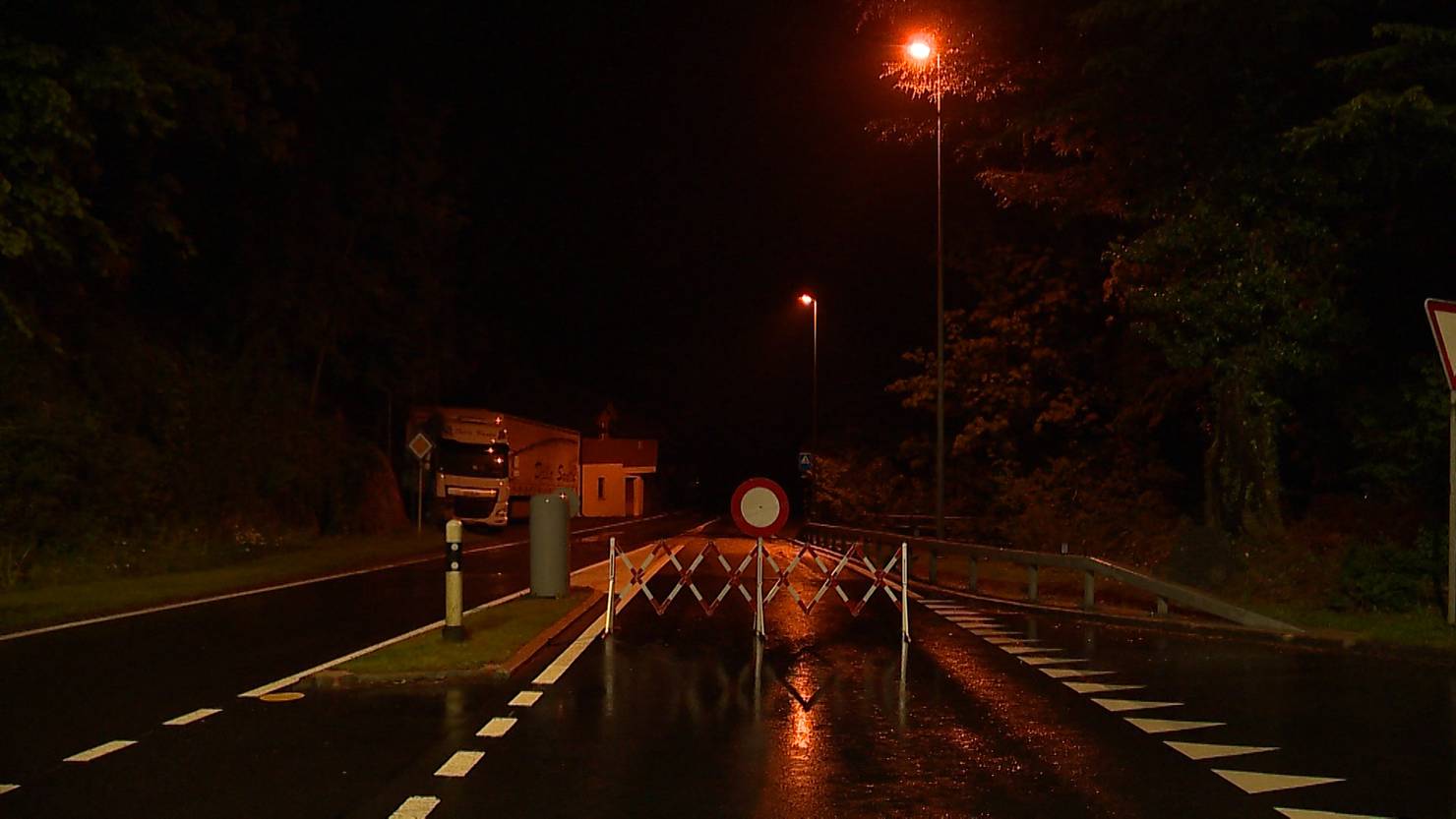 Axenstrasse nach Steinschlag gesperrt - Umleitung ...
