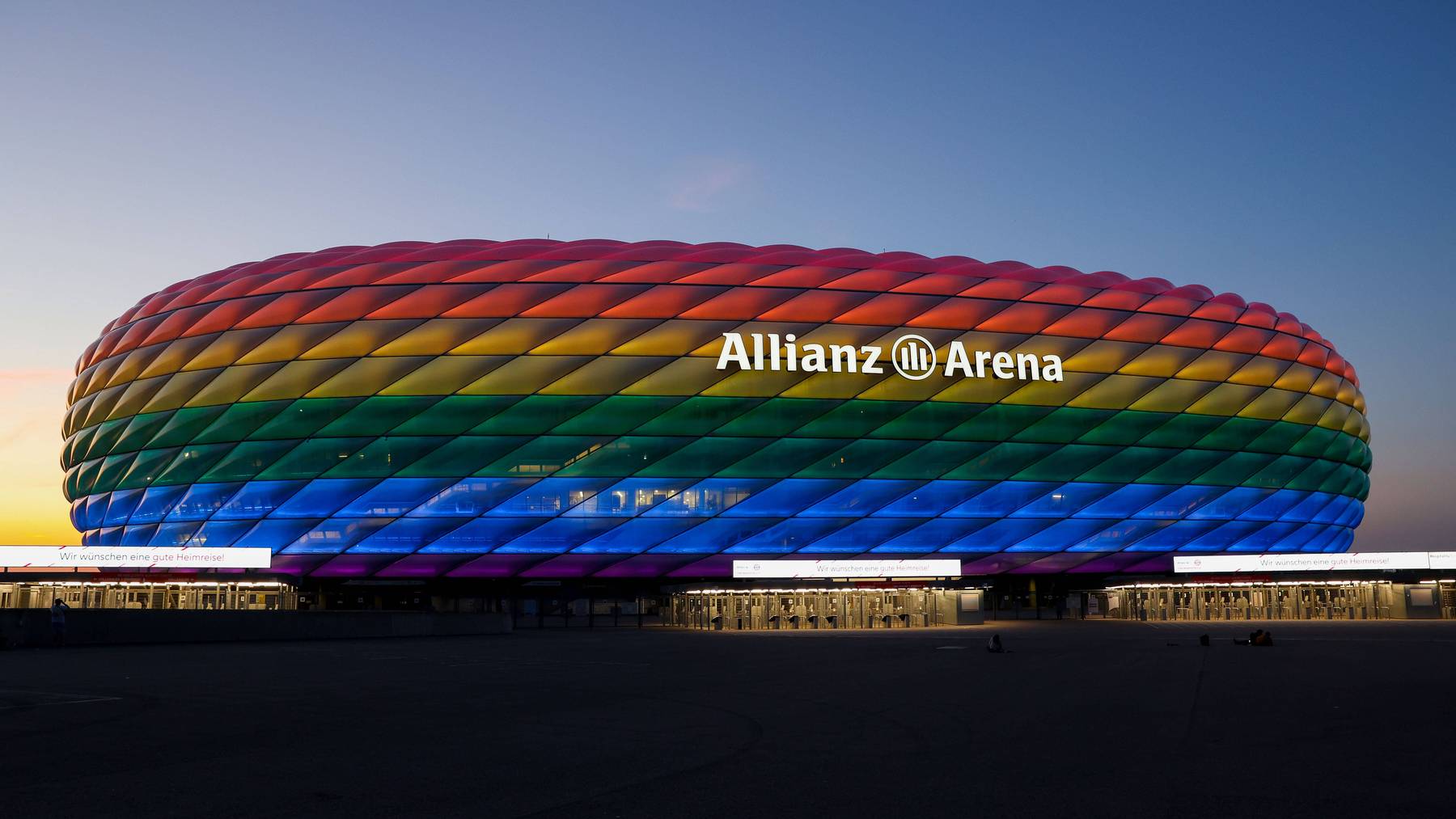 Das Stadion in München wird während der EM farbenfroh.