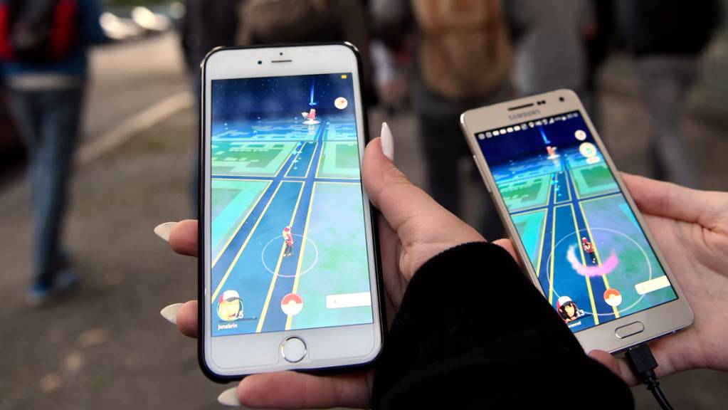 «Pokémon Go»-Spieler gehen mit ihren Smartphones durch Berlin. Das «Go Fest»-Event wird in diesem Jahr digital stattfinden.