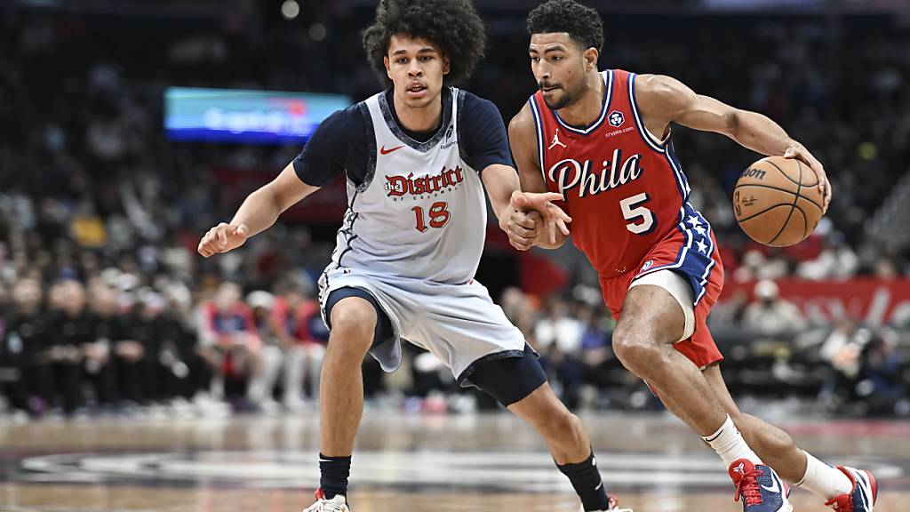 Kyshawn George (links) verliert das Kellerduell gegen die Philadelphia 76ers