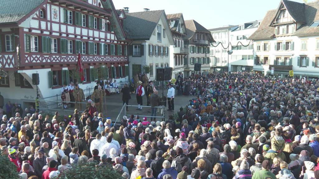 Küssnachter Sennen diskutieren über Frauen