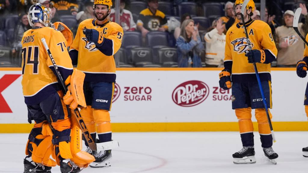 Nashvilles Captain Roman Josi klatscht mit Goalie Juuse Saros ab
