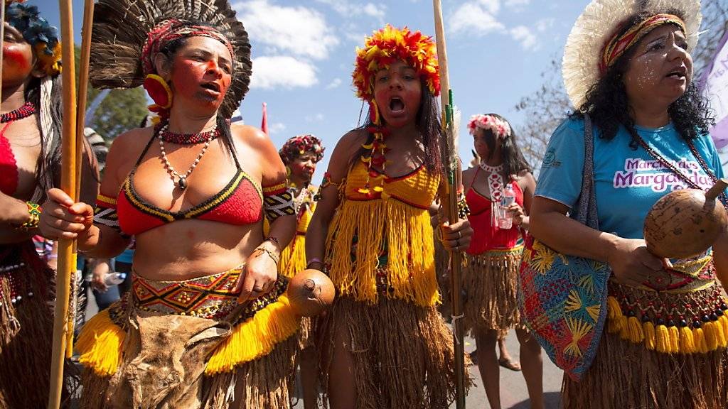 Zehntausende Frauen, darunter Ureinwohnerinnen und Bäuerinnen, gingen in der brasilianischen Hauptstadt Brasilia gegen die ultrarechte Regierung von Jair Bolsonaro auf die Strasse.