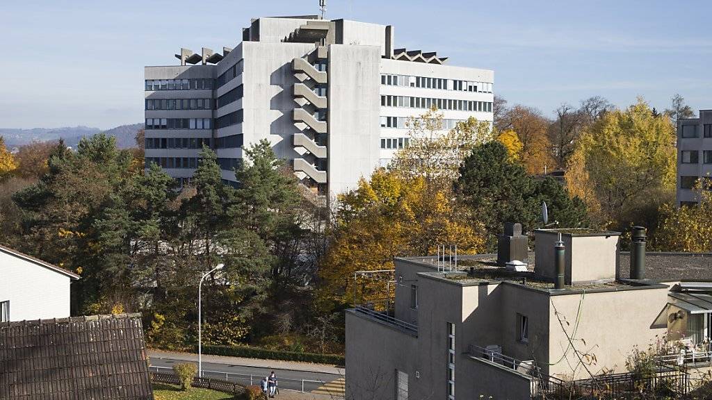 Das Zieglerspital in Bern wird zuerst vom Kanton Bern für die Unterbringung von Asylsuchenden genutzt. Mitte 2016 soll dann das Bundesasylzentrum öffnen. Die Bevölkerung auch der in unmittelbarer Nachbarschaft gelegenen Gemeinde Köniz steht den Plänen mehrheitlich positiv gegenüber.