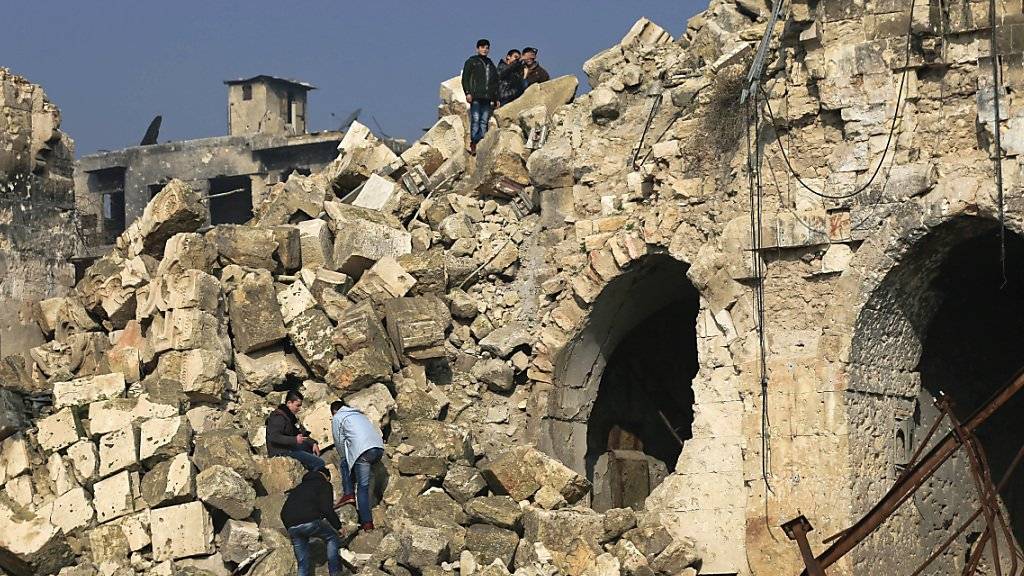 Männer in den Trümmern der grossen Moschee in Aleppo. Die Waffenruhe in Syrien gibt den Zivilisten eine Verschnaufpause. (Archiv)