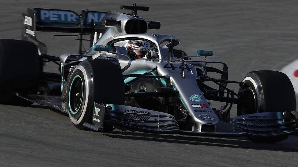 Für Weltmeister Lewis Hamilton läuft der erste Testtag im Mercedes dagegen noch nicht nach Plan