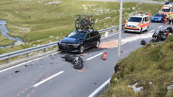 Töff crasht in Auto: Töfffahrer wird schwer verletzt