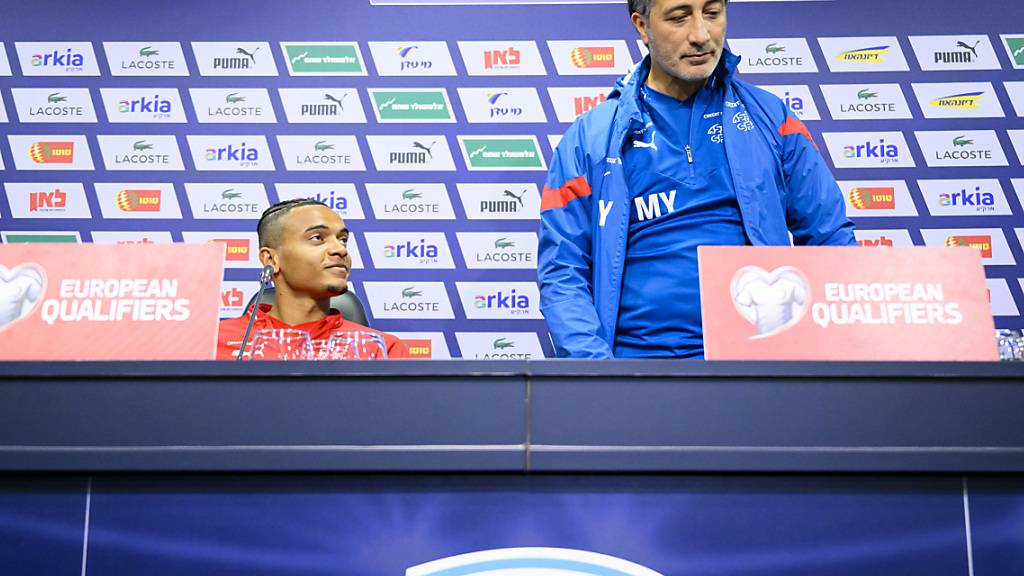 Manuel Akanji und Murat Yakin standen am Dienstagabend in Felcsut vor den Medien