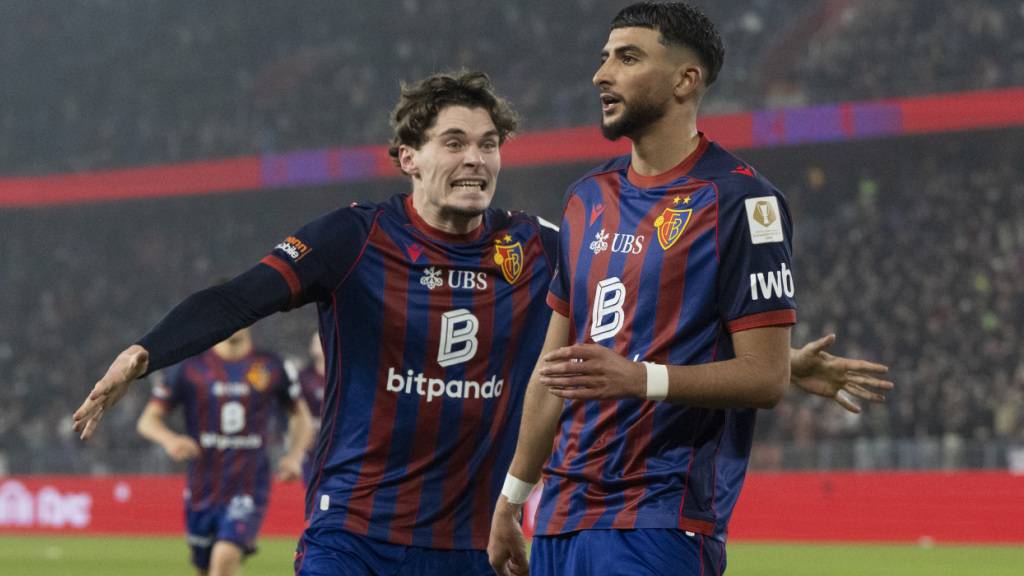 Matchwinner Ibrahim Salah und Moritz Broschinski freuen sich über das 2:1