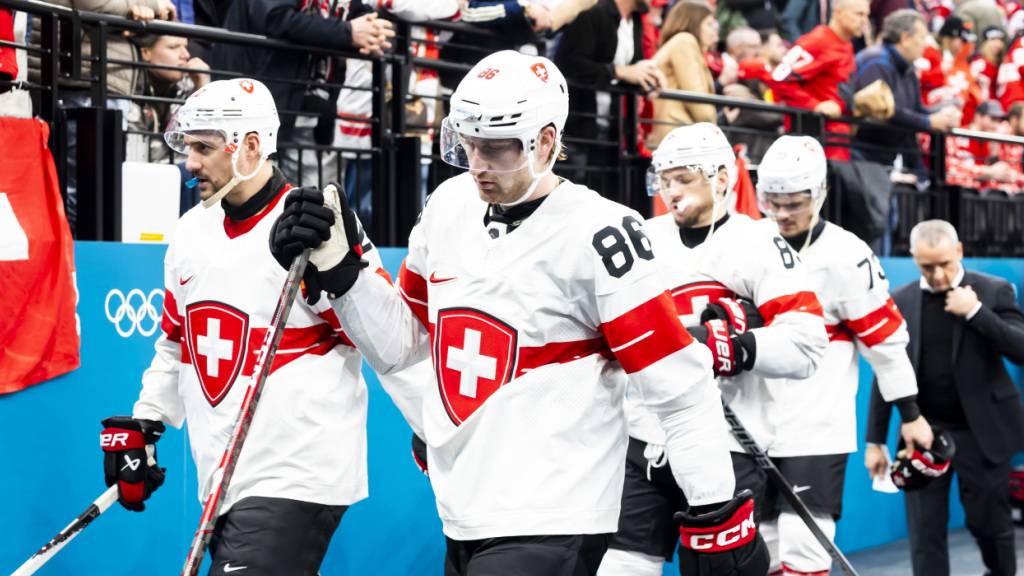 Mit hängenden Köpfen verlassen die Schweizer Spieler die Arena