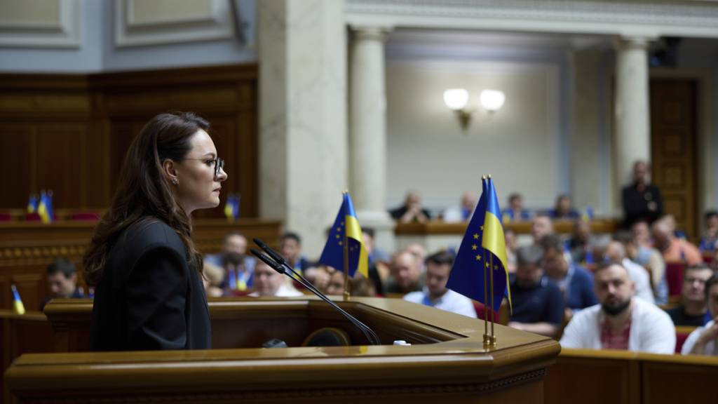 Die neu gewählte ukrainische Premierministerin Yuliia Svyrydenko spricht im Sitzungssaal des Parlaments in Kiew, Ukraine, am Donnerstag, 17. Juli 2025. Foto: Vadym Sarakhan/AP/dpa