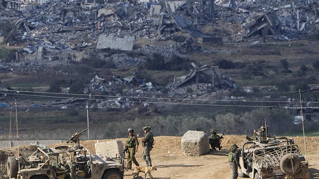 dpatopbilder - Israelische Soldaten beziehen in der Nähe der Grenze zum Gazastreifen Stellung. Foto: Ariel Schalit/AP/dpa
