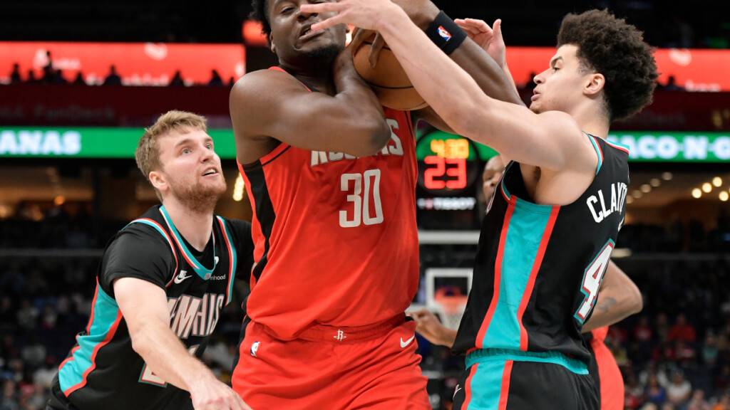 Clint Capela (Nr. 30) von den Houston Rockets im Infight mit zwei Spielern der Memphis Grizzlies