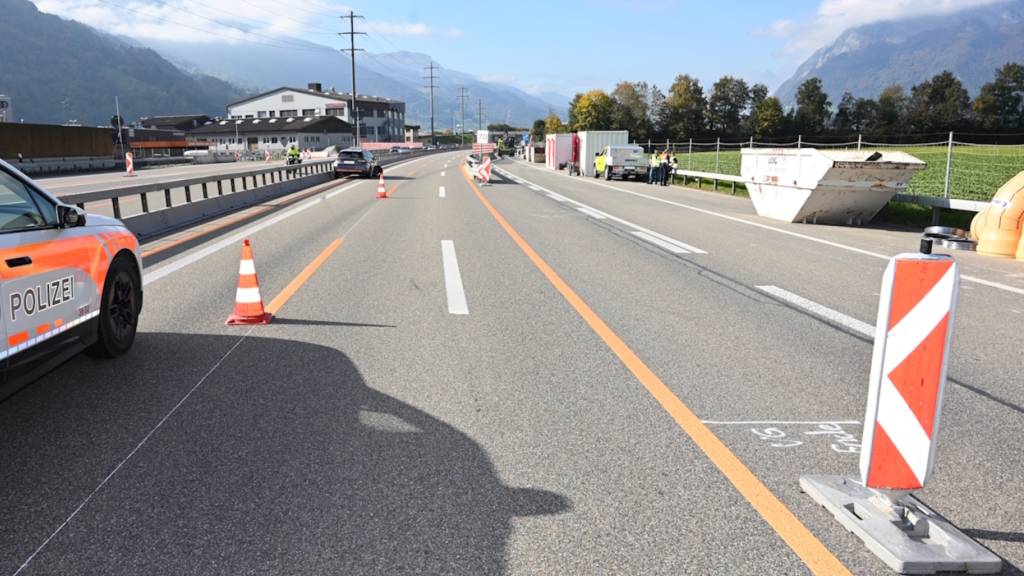 Ein Autofahrer fuhr irrtümlich auf die Baustelleneinfahrt und verursachte beim Versuch, wieder auf die Normalspur zu gelangen, einen Unfall.