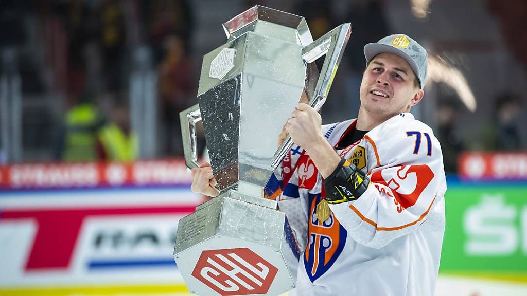 Tappara's Capain Kristian Kuusela stemmt die Trophäe
