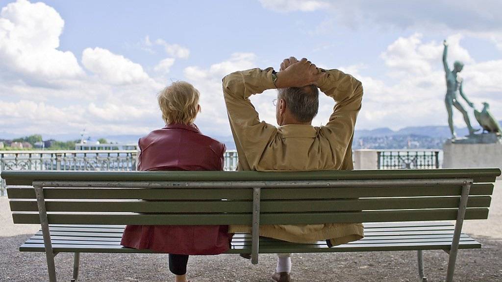 Ein Paar auf einer Parkbank am Bürkliplatz in Zürich: Mit einer privaten Altersvorsorge dürfte es sich unbeschwerter leben lassen. (Symbolbild)