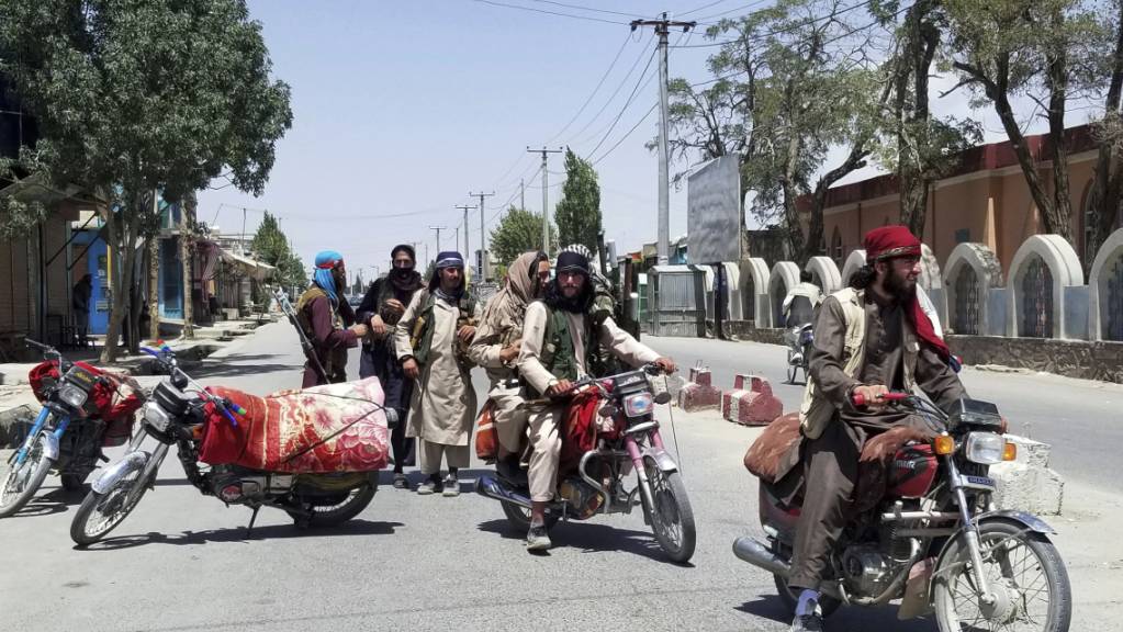 Anhänger der militant-islamistischen Taliban  patrouillieren in der Stadt Gasni im Osten Afghanistans. (Symbolbild)