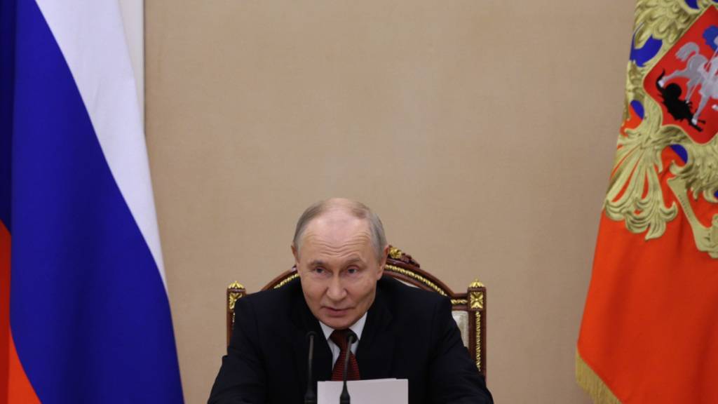 Der russische Präsident Wladimir Putin während einer Krisensitzung zu den aktuellen russischen Versorgungsproblemen mit Treibstoff Foto: Gavriil Grigorov/Pool Sputnik Kremlin via AP/dpa