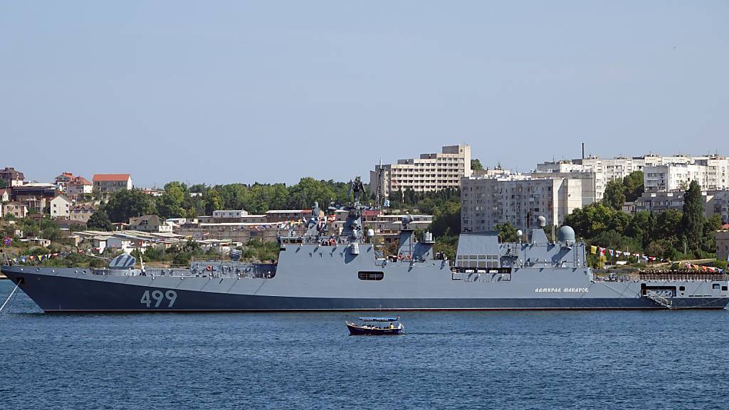 ARCHIV - Das russische Kriegsschiff «Admiral Makarow» der russischen Schwarzmeerflotte liegt vor der Hafenstadt Sewastopol. Foto: Ulf Mauder/dpa