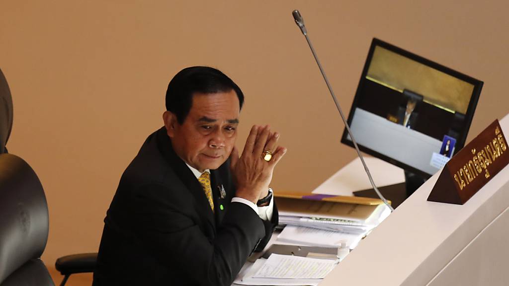 Prayut Chan-o-cha, Regierungschef von Thailand, während der Sondersitzung im Parlamentsgebäude.