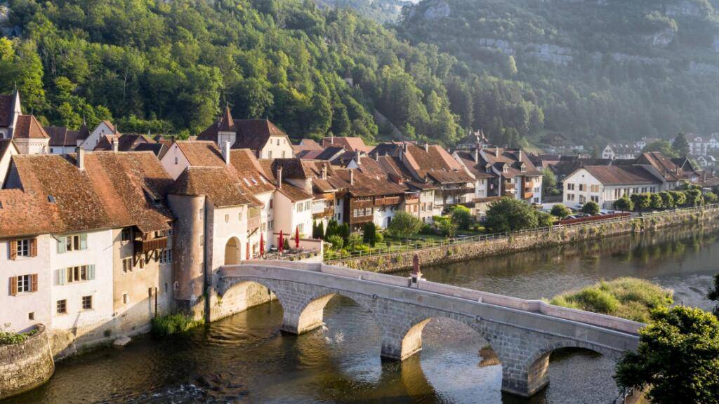 Saint-Ursanne JU ist von der Welttourismusorganisation UNWTO als eines der besten Tourismusdörfer weltweit ausgezeichnet worden.