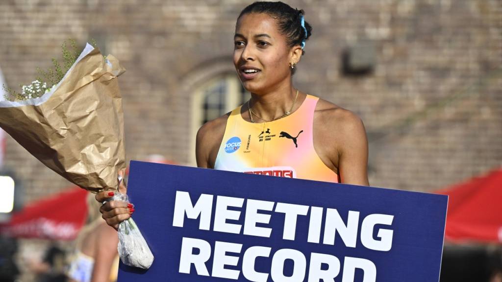 Audrey Werro bekommt in Stockholm nach dem Zieleinlauf fürs Erste eine Meeting-Rekord-Tafel und einen Blumenstrauss in die Hände gedrückt