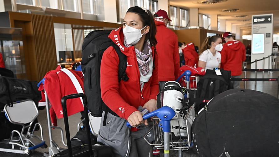 Wendy Holdener trägt zusammen mit Hockey-Profi Andres Ambühl die Schweizer Fahne