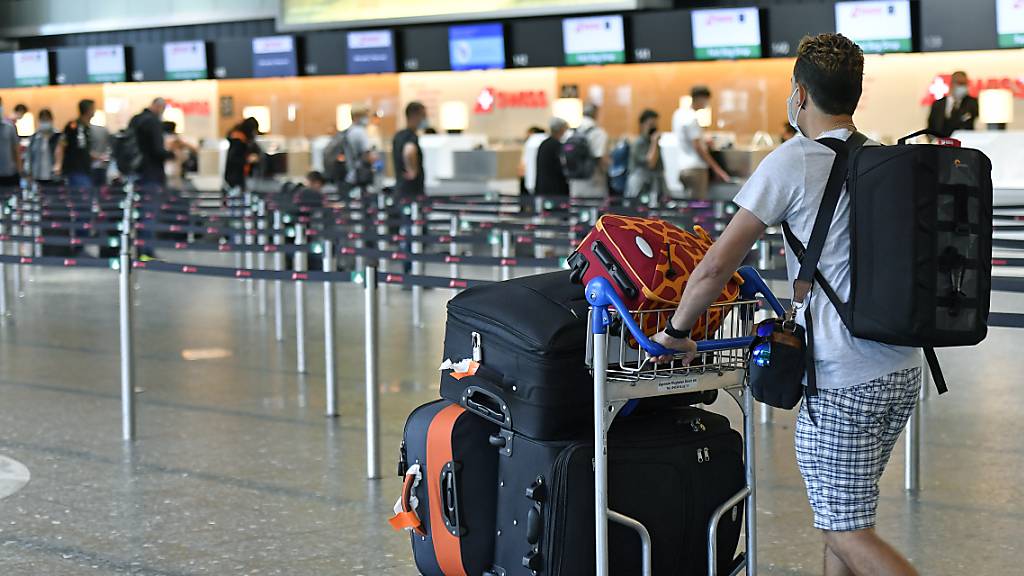 Im Juli haben mit Beginn der Sommerferien wieder vermehrt Reisende am Flughafen Zürich eingecheckt.