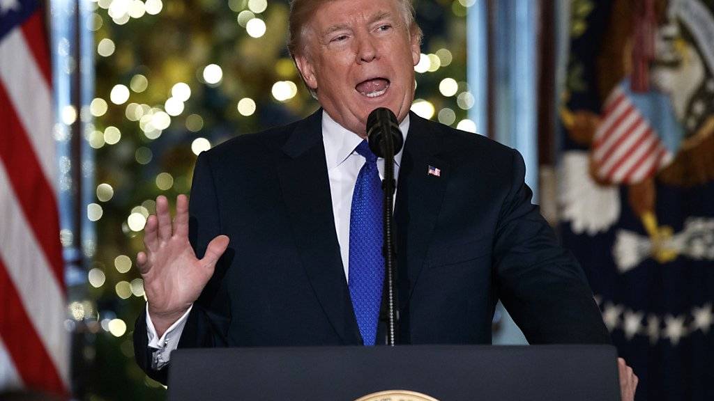 US-Präsident Donald Trump spricht am 13. Dezember im Weissen Haus über die geplante Steuerreform. Nach Einlenken zweier republikanischer Kritiker ist er seinem Ziel nahe.  (Evan Vucci / AP)