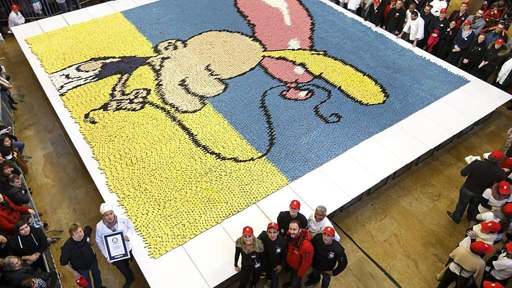 Weltrekord in Genf: Comic-Held Titeuf mit Kondom, geformt aus 23'700 Eclairs. Das Bild ist 80,27 Quadratmeter gross.