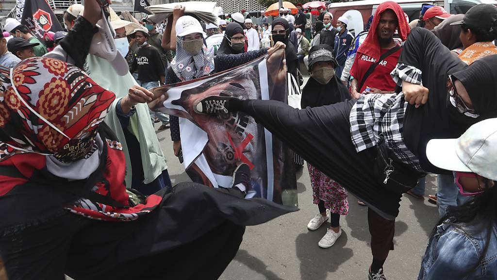Indonesische Muslime protestierten gegen Macron und seine entschiedene Unterstützung säkularer Gesetze, die Karikaturen des Propheten Mohammed zur Meinungsfreiheit zählen. Foto: Achmad Ibrahim/AP/dpa