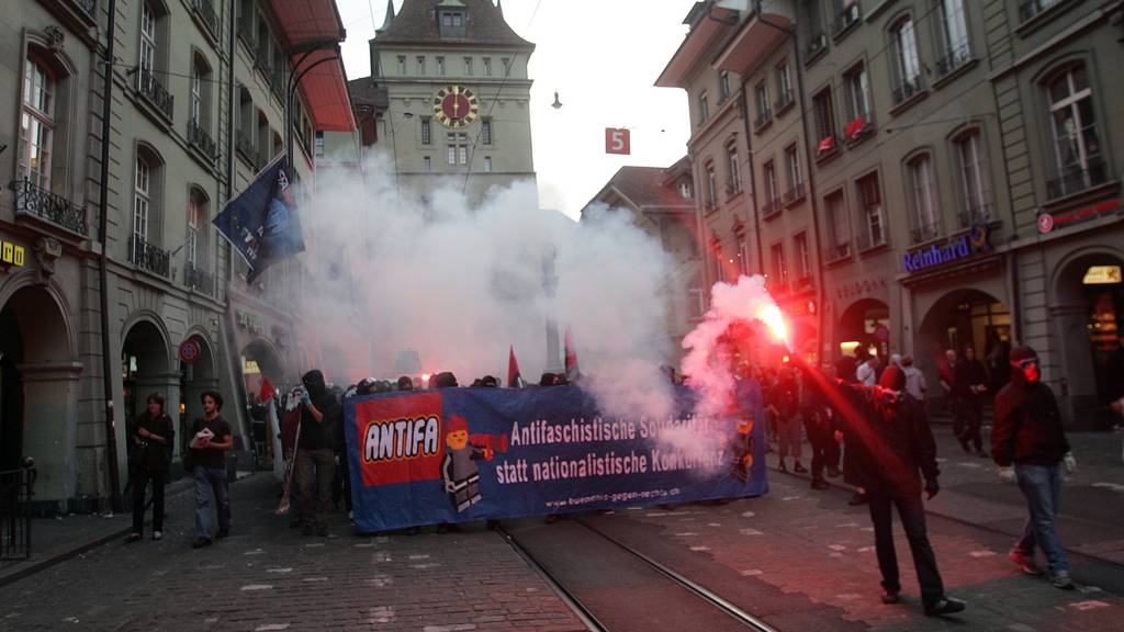 Ein «Antifaschistischer Nachtspaziergang» im Mai 2008 durch die Berner Innenstadt. (Archivbild)