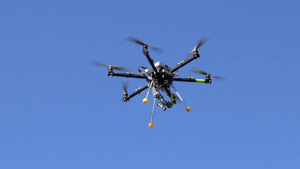 Um ein Haar ist in Paris eine Drohne in ein Passagierflugzeug geflogen. (Symbolbild)