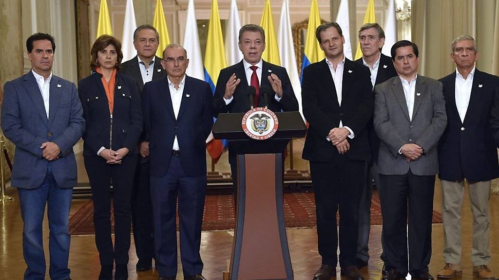 Kolumbiens Präsident will nach dem überraschenden Nein zum Friedensabkommen mit der FARC Sondierungen mit den Rebellen und den Gegner des Vertrags beginnen.