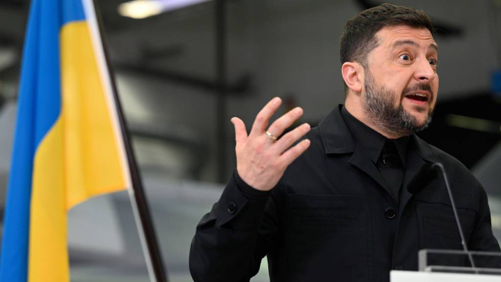 Der ukrainische Präsident Wolodymyr Selenskyj spricht während einer Pressekonferenz in Schweden. Foto: Fredrik Sandberg/TT News Agency/AP/dpa