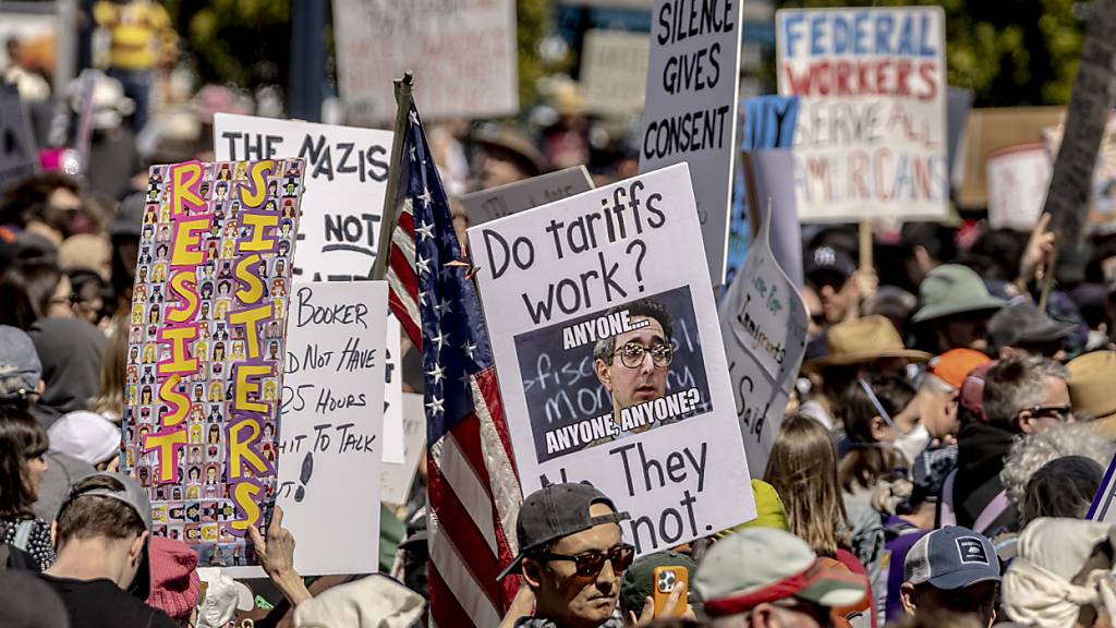 Demonstrierende gingen in den USA gegen die Politik von US-Präsident Donald Trump auf die Strasse.