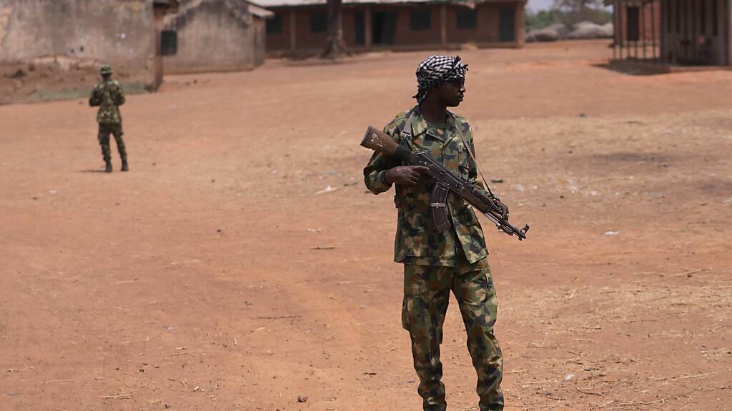 ARCHIV - Nigerianische Soldaten patrouillieren an einer Schule in Kaduna, Nigeria. Foto: Sunday Alamba/AP/dpa