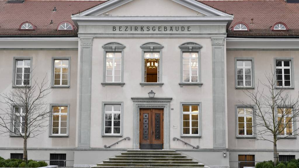 Zwei Männer stehen am Mittwoch in Bülach vor Gericht, weil sie Männer an vermeintlichen Dates ausgeraubt haben sollen. (Symbolbild)