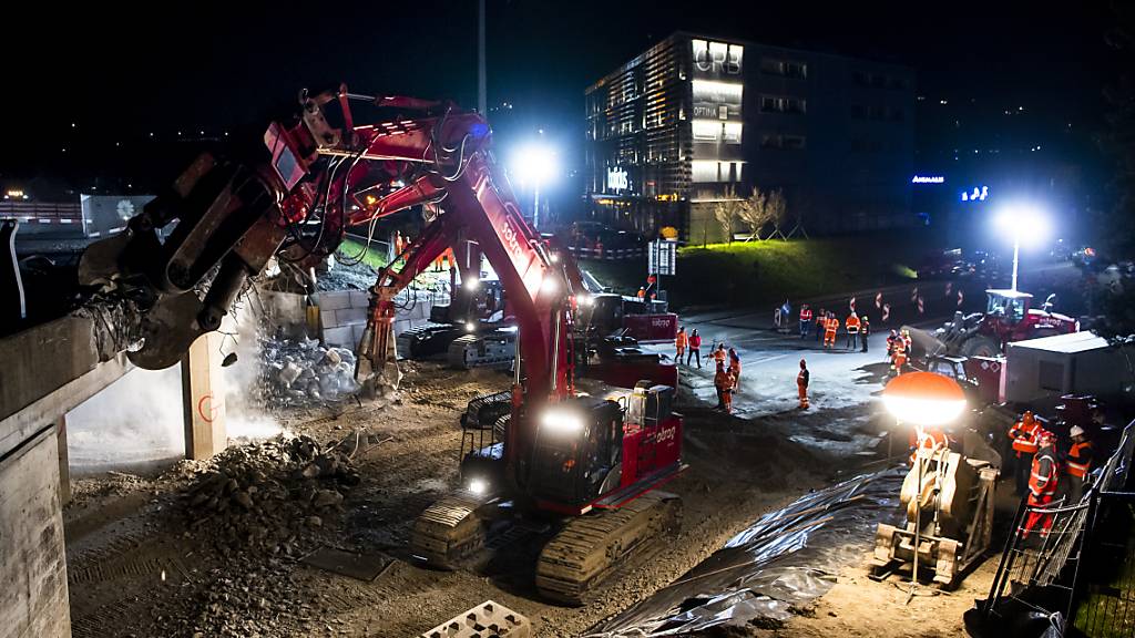Der Abriss einer Autobahn-Halbbrücke in Chexbres VD hat am Freitagabend begonnen.