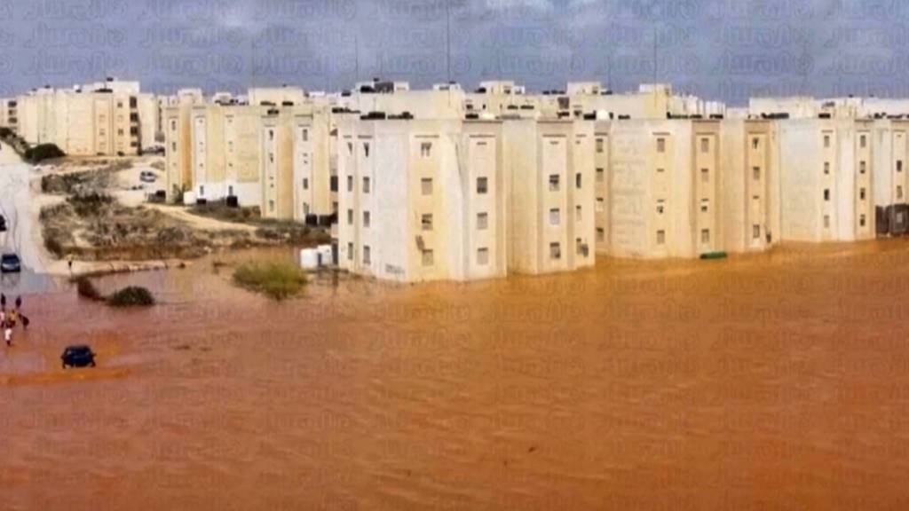 SCREENSHOT - Straßen sind nach dem Sturm «Danial» überflutet. Foto: ---/Libya Almasar TV/AP/dpa