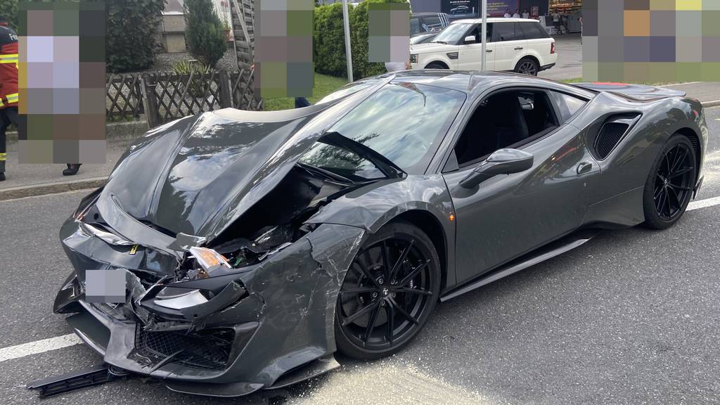 Nach Kollision mit Ferrari: Auto fängt Feuer – drei Personen im Spital