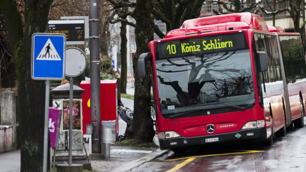 Menschen mit Behinderungen sollen in Bern einfacher in den Bus ein- und aussteigen können. (Symbolbild)