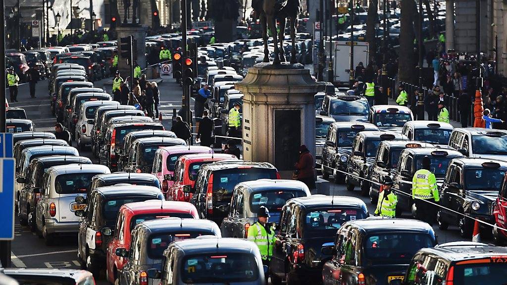 In der Corona-Krise leiden die Londoner Taxi-Fahrer mit ihren berühmten Black Cabs stark unter der sinkenden Nachfrage. Die Zahl der registrierten Fahrzeuge ist innerhalb von fünf Monaten um etwa ein Fünftel gesunken. (Archivbild)