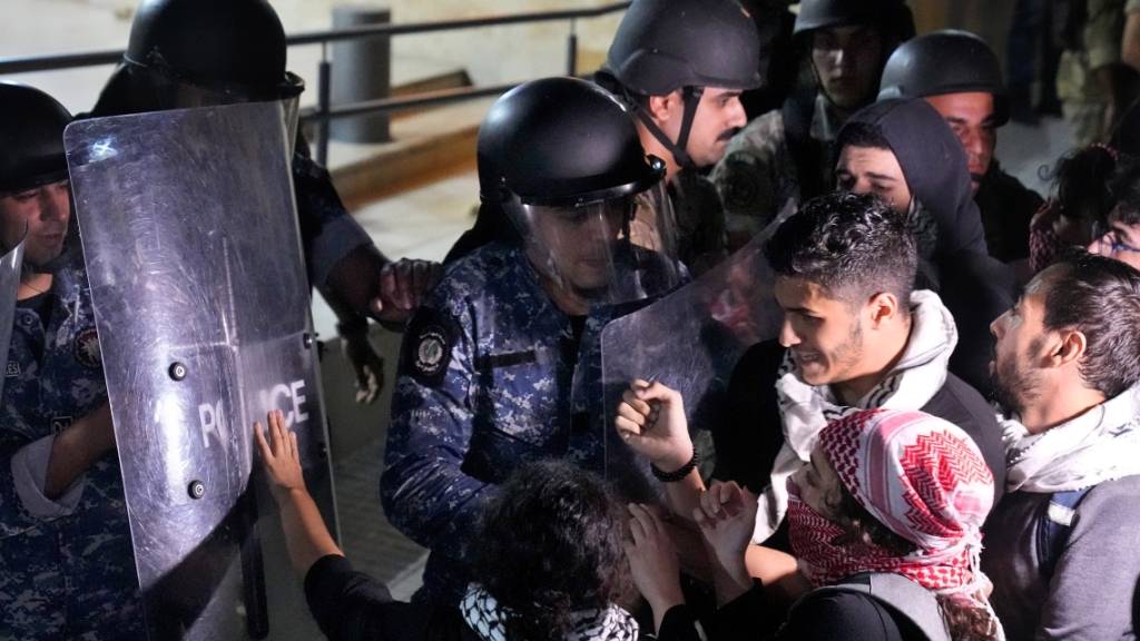 Demonstranten stoßen vor Frankreichs Botschaft in Beirut mit der libanesischen Armee und der Bereitschaftspolizei zusammen. Foto: Bilal Hussein/AP/dpa