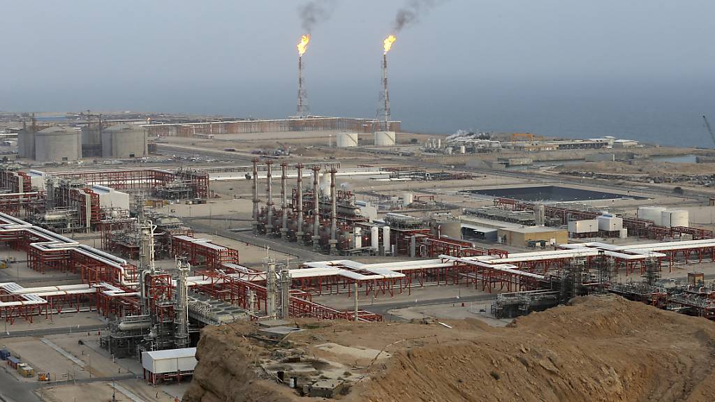ARCHIV - Eine neu eingeweihte Erdgasraffinerie an der Nordküste des Persischen Golfs (Symbolbild). Foto: Vahid Salemi/AP/dpa
